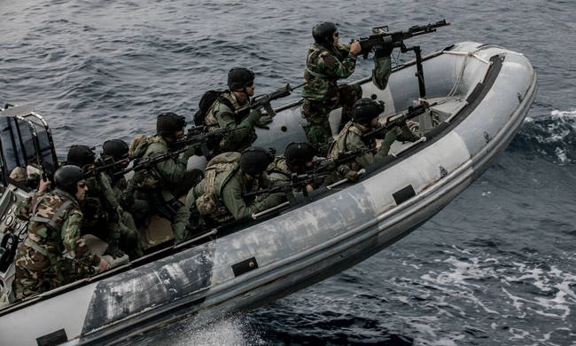 Κίνηση «ματ» από το ΓΕΕΘΑ: Αρματαγωγό με πάνοπλους πεζοναύτες θα πλέει συνεχώς στο Αιγαίο – Έτοιμοι να γαζώσουν τους Τούρκους κομάντος